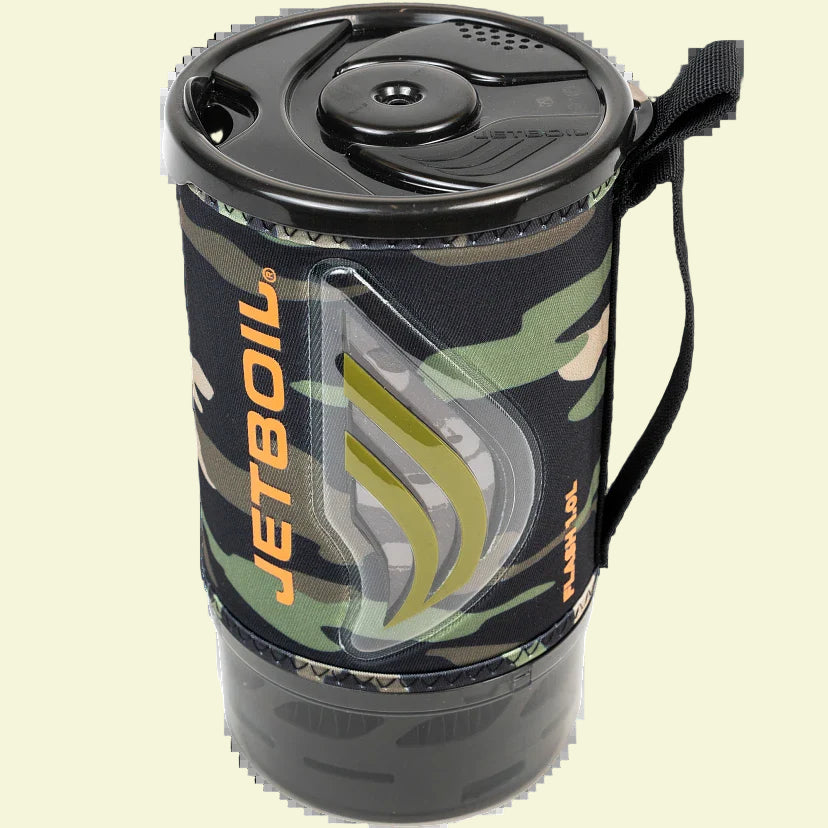 Camouflage camping mug with black lid and handle, featuring Jetboil branding.