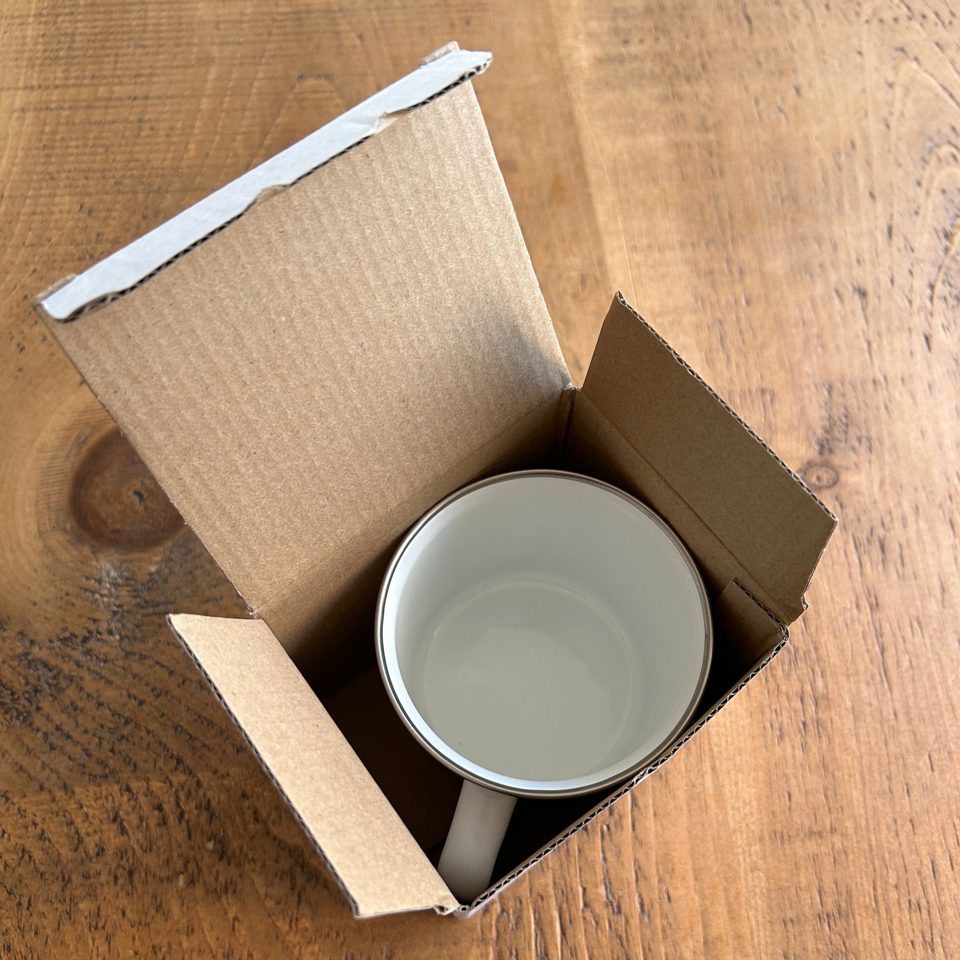 Enamel mug in box
