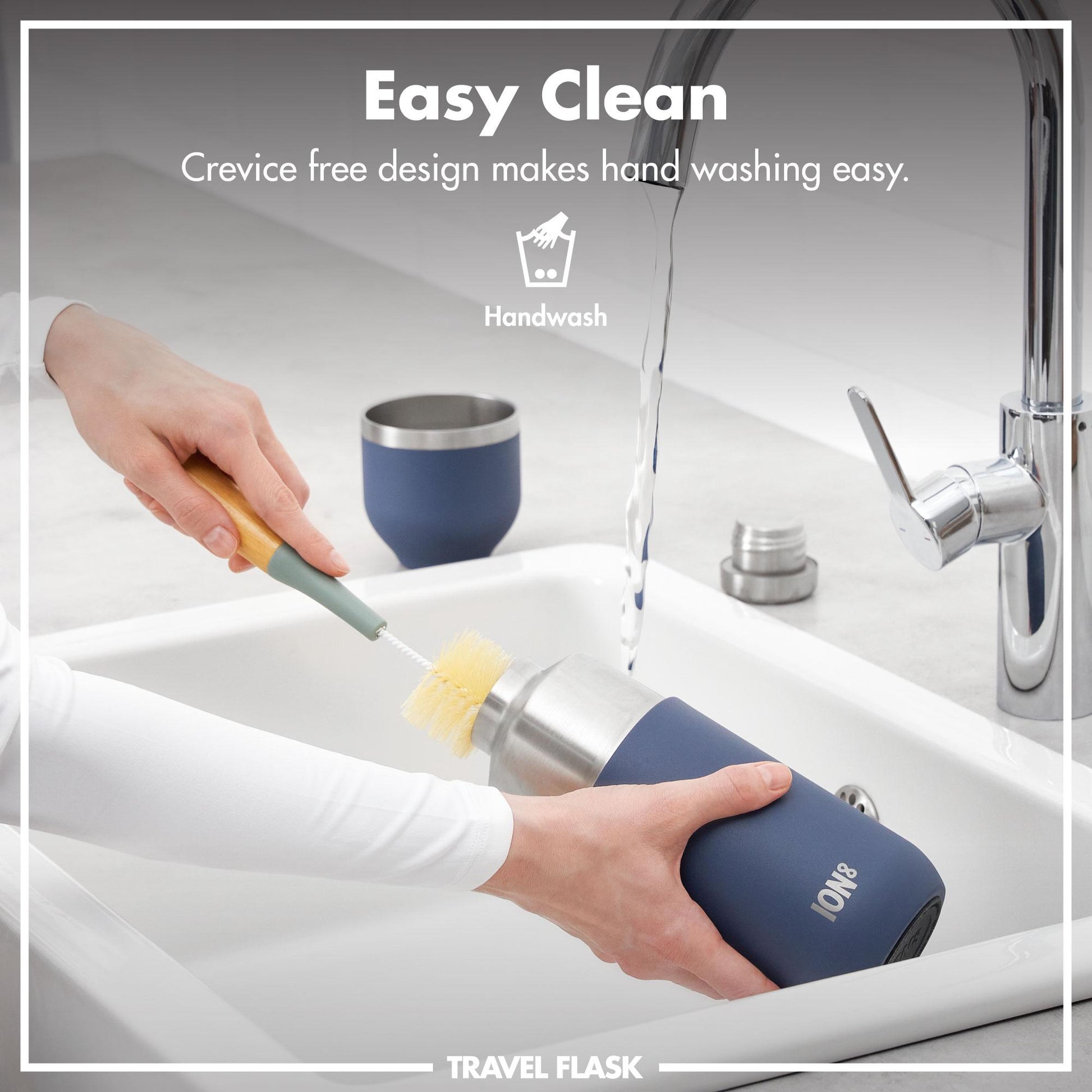Person cleaning a travel flask with a brush in a sink, with text indicating easy cleaning and crevice-free design.